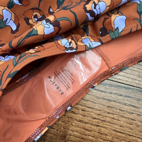 NWT Babaton Aritzia V-Neck One Piece Swimsuit - Picture 9 of 13